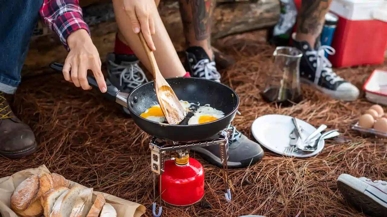 "Quick and Delicious: Easy Camping Meals for Breakfast, Lunch, and Dinner"